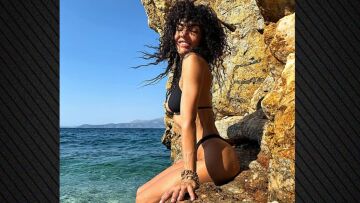 Η Μαρία Σολωμού ποζάρει σε βράχια με μαύρο μαγιό - Δείτε φωτογραφίες

