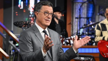 The Late Show: Η εντυπωσιακή πορεία με τον Στίβεν Κόλμπερτ και οι αντιδράσεις κορυφαίων παρουσιαστών μετά το κόψιμο της εκπομπής