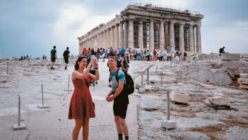 Πώς και πού πάει φέτος ο τουρισμός: Λίγο πάνω οι αφίξεις, λίγο κάτω τα έσοδα 