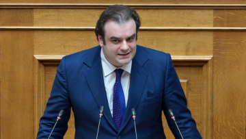 Πιερρακάκης: Οι πέντε αλλαγές στις τραπεζικές χρεώσεις και προμήθειες – Πού έρχονται δραστικές μειώσεις