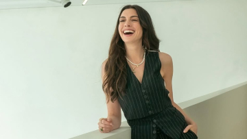 Αν Χάθαγουεϊ: Οι πρώτες εικόνες από τα γυρίσματα για την ταινία «Ο Διάβολος φοράει Prada 2»