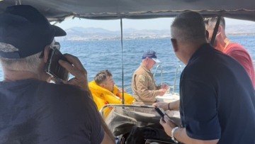 Οι πρώτες στιγμές μετά τη διάσωση των χειριστών του ελικοπτέρου που έκανε αναγκαστική προσθαλάσσωση στην Ελευσίνα - Δείτε φωτογραφίες 