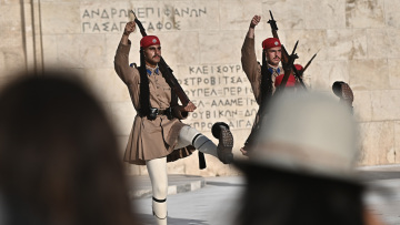 Ακοίμητοι φρουροί παρά τον καύσωνα οι Εύζωνες - Τους δίνουν παγωμένο νερό για να αντέξουν τη ζέστη, βίντεο και φωτογραφίες