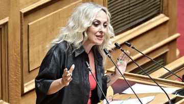 Η βουλευτής της Πλεύσης Τζώρτζια Κεφαλά  το'ριξε στο τραγούδι από το βήμα της Βουλής
