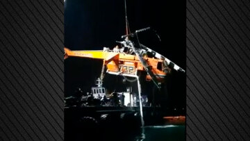 Εκτός θάλασσας το ελικόπτερο που προσθαλασσώθηκε στην Ελευσίνα - Βίντεο από την επιχείρηση ανέλκυσης