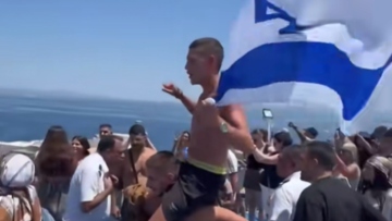 Σύρος: Ανέμιζαν σημαίες οι Ισραηλινοί όταν διαδηλωτές απέκλεισαν το λιμάνι - Δείτε βίντεο