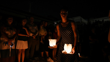 Προσκλητήριο νεκρών με κόκκινα μπαλόνια και φαναράκια στο μνημόσυνο για τους 104 νεκρούς στο Μάτι - «Αυτό που ζήσαμε δεν ήταν μια κακιά στιγμή»