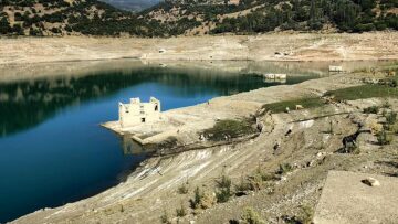Πολύ χαμηλή στάθμη νερού στη λίμνη του Μόρνου, ξεπροβάλλουν σπίτια βυθισμένου οικισμού - Δείτε φωτογραφίες
