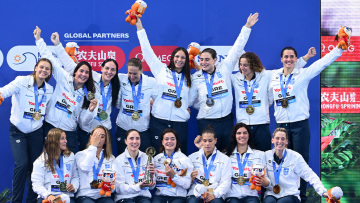 Η απονομή του χρυσού μεταλλίου στις πολίστριες της Ελλάδας και τα δάκρυα στην ανάκρουση του Εθνικού Ύμνου στη Σιγκαπούρη - Βίντεο 