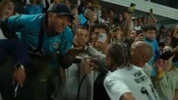 Ένταση με Νεϊμάρ και επεισόδιο με οπαδό μετά τη νέα ήττα της Σάντος - Γκολ που δεν μέτρησε άναψε φωτιές - Βίντεο
