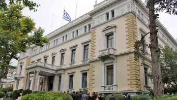 Το ραντεβού των πολιτικών αρχηγών, εν μέσω έντασης, στο Προεδρικό για τα 51 χρόνια Δημοκρατίας