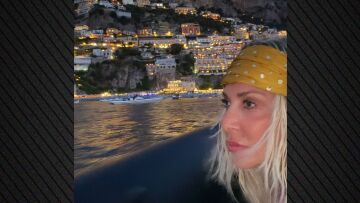 Η Άννα Βίσση φωτογραφίζεται στο Ποζιτάνο 