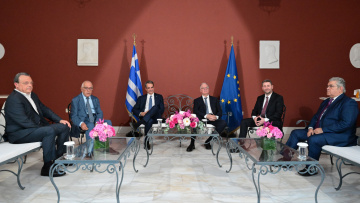 Παγωμένα χαμόγελα στο Προεδρικό μεταξύ των αρχηγών,  σε συνθήκες πολιτικού καύσωνα