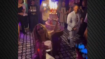 Ο αισθησιακός χορός της Τζένιφερ Λόπεζ δίπλα από τριώροφη τούρτα  - Με εξώπλατο ασημί φόρεμα γιόρτασε τα γενέθλια της στην Τουρκία