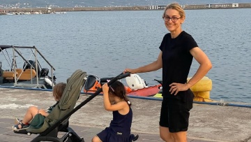 Η Γιούλικα Σκαφιδά φωτογραφίζεται με τον γιο της στην Καλαμάτα
