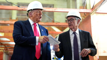 Επιμένει ο Τραμπ στη διαμάχη με τον Πάουελ της Fed – «Σκέφτομαι να εγκρίνω αγωγή σε βάρος του»
