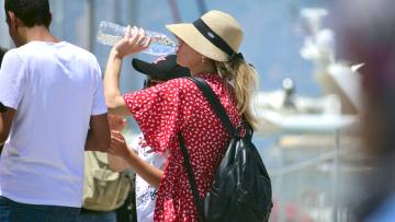 Στο αποκορύφωμά του το κύμα καύσωνα με θερμοκρασίες έως 44 βαθμούς Κελσίου - Ως τη Δευτέρα το φαινόμενο, λέει η ΕΜΥ