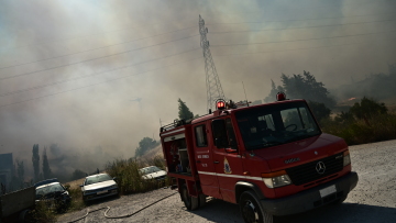 Φωτιά στη Δροσοπηγή, εκκενώνεται το Κρυονέρι - Δείτε βίντεο και φωτογραφίες