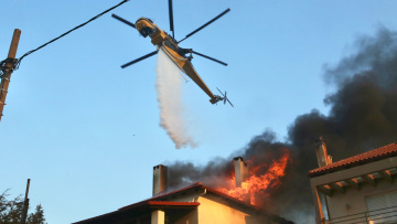 Ρίψη νερού από ελικόπτερο σε απόσταση αναπνοής από φλεγόμενο σπίτι στο Κρυονέρι, δείτε βίντεο