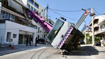 Πώς έγινε το ατύχημα με το γερανοφόρο στο Περιστέρι - Οι πρώτες εκτιμήσεις για τα αίτια

