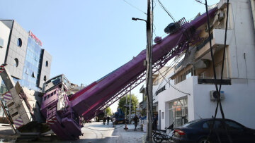 Γερανοφόρο όχημα έπεσε σε σπίτι στο Περιστέρι - Δείτε βίντεο