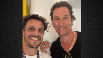 Μάθιου ΜακΚόναχι: Στην Αντίπαρο για διακοπές - Η selfie με τον Σταύρο Σβήγκο