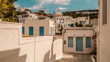 Πέτρα, άνεμος και φως: Μια διαδρομή στην ενδοχώρα της Τήνου