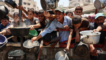 Η πείνα θερίζει τη Γάζα, 133 νεκροί λόγω υποσιτισμού - Φορτηγά και αεροπλάνα με τρόφιμα φτάνουν στον θύλακα