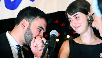 Ζόχραν Μαμντάνι: Ο πολυτελής γάμος του αριστερού υποψηφίου δημάρχου της Νέας Υόρκης στην Ουγκάντα - Με φρουρούς και χωρίς... κινητά