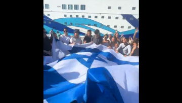 Βίντεο: Ισραηλινοί ανοίγουν μια μεγάλη σημαία και χορεύουν στο λιμάνι της Ρόδου