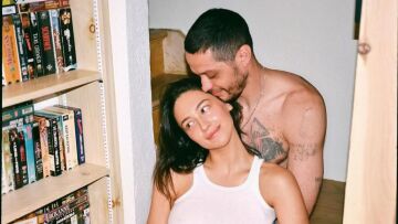 O Πιτ Ντέιβιντσον και η Έλσι Χιούιτ έκαναν την πρώτη τους εμφάνιση στο κόκκινο χαλί μετά την ανακοίνωση της εγκυμοσύνης