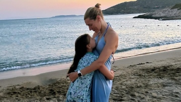 Ζέτα Δούκα: Ακροβατώ ανάμεσα στη σκληρή πραγματικότητα και την ανάγκη μου να είμαι μια παρούσα και αισιόδοξη μητέρα