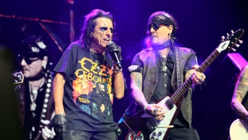 Ο Τζόνι Ντεπ τίμησε τον Όζι Όσμπορν με εμφάνιση-έκπληξη σε συναυλία του Άλις Κούπερ