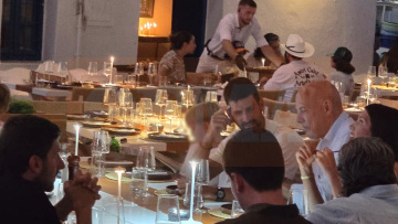 Ο Τζόκοβιτς συνεχίζει τις διακοπές του στις Κυκλάδες: Μεγάλη παρέα και ψαρομεζέδες στην Πάρο, δείτε βίντεο και φωτογραφίες