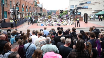 Όζι Όσμπορν: Χιλιάδες θαυμαστές του στο Μπέρμιγχαμ για να τον αποχαιρετήσουν