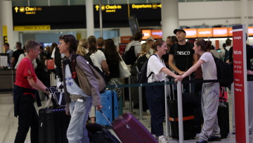 Πολύωρο χάος σε αεροδρόμια στη Βρετανία – Ακυρώθηκαν πάνω από 120 πτήσεις λόγω τεχνικού προβλήματος