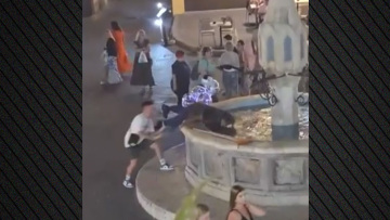 Ρόδος: Σάλος με βίντεο που δείχνει νεαρό τουρίστα να σπρώχνει άστεγο σε συντριβάνι