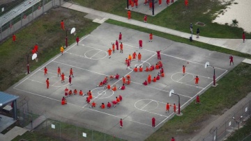 Οι αρχές των ΗΠΑ κρατούν 30 Μεξικανούς στο «Αλκατράζ με αλιγάτορες» στη Φλόριντα 