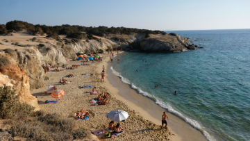 Οι ωραιότερες παραλίες της Νάξου: Απέραντες αμμουδιές ιδανικές για οικογένειες