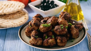 Πώς να φτιάξουμε τους τέλειους αφράτους και τραγανούς κεφτέδες