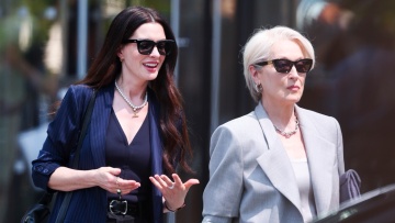 Ο Διάβολος φοράει Prada: Θαυμαστές περιμένουν ώρες στη ζέστη για να δουν τη Μέριλ Στριπ στα γυρίσματα του σίκουελ