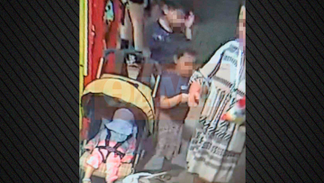 Η φωτογραφία που εξετάζει το Λιμενικό για το κοριτσάκι στο Φάληρο: Είναι με καλυμμένο πρόσωπο δίπλα σε μια γυναίκα και δύο παιδιά