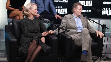 Πάμελα Άντερσον και Λίαμ Νίσον μιλούν για τη γνωριμία τους, κρατώντας ο ένας το χέρι του άλλου: «Ανακαλύψαμε μια κοινή τρέλα» 