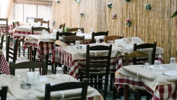 Σπύρος - Αντώνης: Μια πενηντάχρονη πετρόκτιστη ταβέρνα με νόστιμα μαγειρευτά