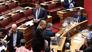 Τα γυρίζει τώρα ο Βενιζέλος, λέει η κυβέρνηση - Νέος γύρος αντιπαράθεσης για την ψηφοφορία στη βουλή 