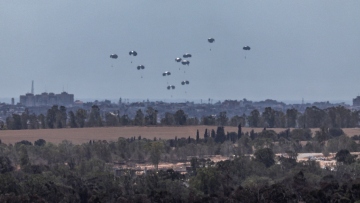 Λωρίδα της Γάζας: Ισπανία και Γερμανία έριξαν από αέρος τόνους ανθρωπιστικής βοήθειας