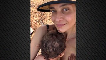 Η Αντιγόνη Κουλουκάκου φωτογραφίζεται αγκαλιά με τον γιο της στην παραλία