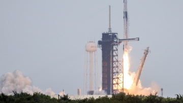 Πραγματοποιήθηκε η εκτόξευση του διαστημόπλοιου της SpaceX με προορισμό τον Διεθνή Διαστημικό Σταθμό - Δείτε βίντεο