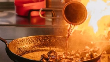 Μπάρμπα Βασίλης στο Καπανδρίτι: Για τυροπιτάρι και θεϊκά παϊδάκια