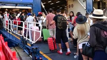 Ξεκίνησε η έξοδος του Αυγούστου: Ουρές στο λιμάνι - Στο κόκκινο η κίνηση γύρω από τον Πειραιά